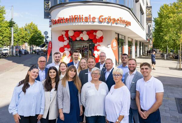 Die Mitarbeiter vor der neuen Gröpelinger Filiale